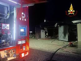 Paura a Susegana: incendio devasta ricovero attrezzi, esplode una bombola GPL