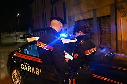 Colpisce la madre al volto con un telefono, scatta l'ordine di allontanamento per un 51enne