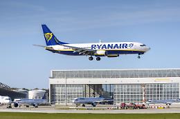 Follia in aereo: passeggero ubriaco veronese aggredisce due agenti dopo l’atterraggio a Orio al Serio
