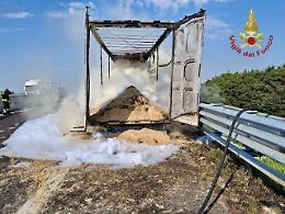 Camion in fiamme sull’A4: traffico bloccato verso Venezia