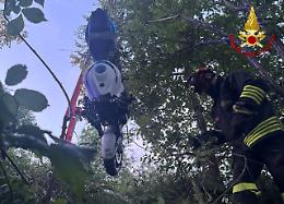 Schianto tra Porsche e moto sul Costo: centauro ferito, mezzo precipita nella scarpata