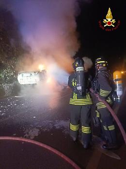 Incendio notturno a Susegana: un'auto si ribalta e prende fuoco, illese cinque persone