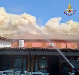 San Michele al Tagliamento, camion in fiamme: l'incendio si estende a un ristorante