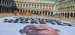 “Bezos, se puoi affittare Venezia, puoi anche pagare le tasse”: maxi lenzuolo di protesta in Piazza San Marco