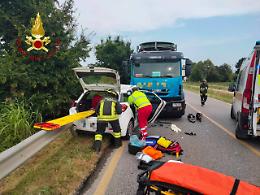 Schianto tra auto e camion a Casale sul Sile: conducente incastrato tra le lamiere