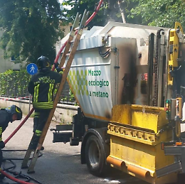 Treviso, incendio a un camion della raccolta rifiuti: intervento tempestivo dei Vigili del Fuoco