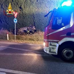 Tragedia sfiorata a Possagno: auto si ribalta oltre il fosso in via Strade Nuove, tempestivo intervento dei Vigili del Fuoco
