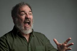 Andrea Pennacchi porta “Pojana Rock!” a Zero Branco: la provincia diventa teatro tra musica e sarcasmo