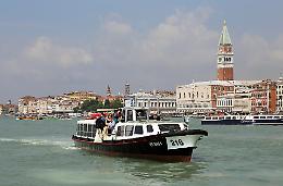 Venezia, caos sul motoscafo Actv: passeggero perde la testa e prende a frustate il marinaio in servizio