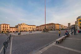 Este si illumina con “Shopping al Chiar di Luna” 2025
