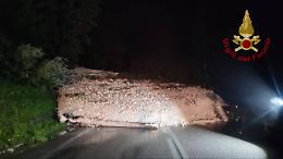Frana notturna sulla SS 51 a San Vito di Cadore: 100 metri di detriti bloccano la strada