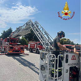 Nuovo mezzo d'intervento per i Vigili del Fuoco di Treviso: consegnata un'autoscala di ultima generazione