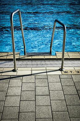 Lazise, bimbo di 2 anni muore dopo essere caduto in piscina: inutili i tentativi di salvarlo