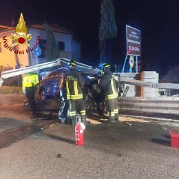 Nervesa della Battaglia, auto contro il guardrail sul Ponte della Priula