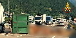 Camion si ribalta a Pove del Grappa: frattaglie di animale sparsi lungo la Valsugana