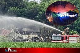 Villafranca Padovana, ancora in corso lo spegnimento dell'incendio al deposito