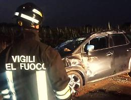 Incidente spettacolare all'alba: auto ribaltata e paura in via Mazzini