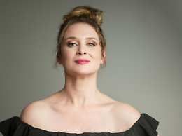 Alice Mangione debutta al Castello Festival con lo show di stand-up comedy “Cruda e Nuda”