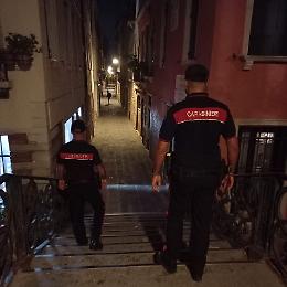 Venezia, blitz dei Carabinieri in un appartamento occupato abusivamente: una denuncia per spaccio e danneggiamenti