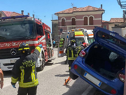 Auto fuori controllo a Mosson di Cogollo del Cengio, grave impatto contro un lampione
