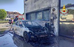 Auto ibrida in fiamme a Camisano Vicentino, fumo invade il capannone adiacente