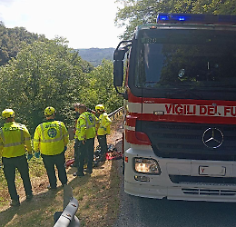 Auto precipita in un dirupo a Valdagno: 60enne soccorsa con una teleferica dai Vigili del Fuoco