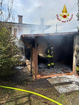 Incendio a Treviso, in fiamme la tettoia esterna di un’abitazione in via Ponchielli