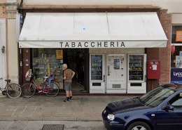 Ruba un portafoglio e usa subito la carta di credito in tabaccheria: fermato dalla Polizia dopo un’ora