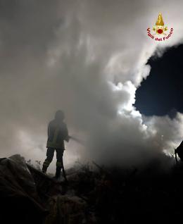 Incendio nella notte al vivaio di Monte Crocetta: ore di lavoro per domare le fiamme