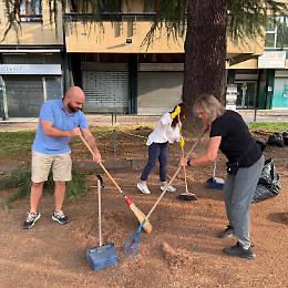 Militanti di Fratelli d’Italia al lavoro per ripulire il parcheggio di Piazzale Bologna