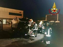Incendio a Merlara: prendono fuoco nella notte sette mezzi della nettezza urbana