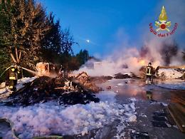 Incendio notturno a Santa Giustina in Colle: a fuoco materiale ligneo fuori da un’azienda di combustibili