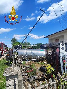 Camion carico di vino si ribalta in un giardino a Susegana: sversamenti di carburante e pali abbattuti