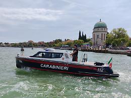 Rubano una borsa da un’auto al Lido di Venezia e scappano in vaporetto: arrestati