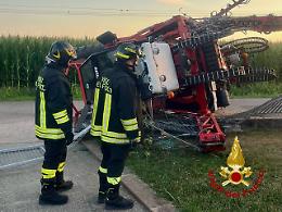 Trattore si ribalta in un fossato a Arre: salvo l'agricoltore