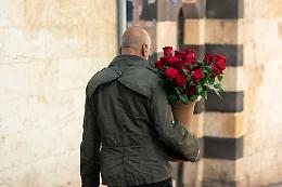 Vende rose senza licenza nei locali: maxi multa da 5.000 euro a Mogliano