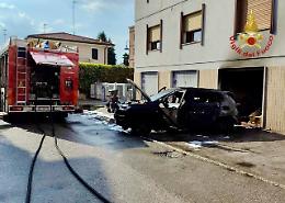 Auto in fiamme in un garage a Padova, evacuato il palazzo sovrastante