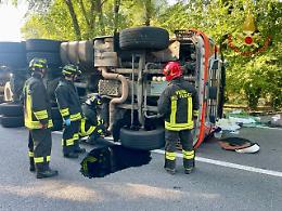 Marghera, camion si ribalta in via Cruto: ferito l'autista