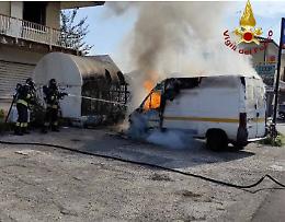 Furgone va a fuoco a Montebelluna: intervento d'urgenza dei Pompieri
