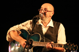 Note d’autore tra le Dolomiti: Michele Fenati canta Dalla e Battisti a Bosco Verde