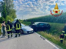 Schianto frontale a Legnaro: auto distrutte e due feriti, una finisce nel fossato