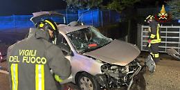 Schianto notturno a Belluno, auto contro un muretto: donna ferita