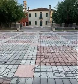 Piazza del Sindacato imbrattata dal murale mai realizzato
