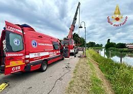 Imbarcazione affonda nel canale Battaglia: sommozzatori e vigili del fuoco in azione