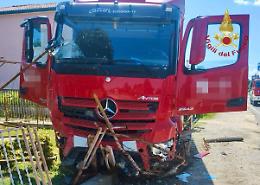 Camion esce di strada a Fossò: autista colto da malore, soccorso dai Vigili del fuoco