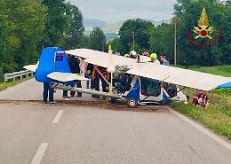 Paura nei cieli di Santa Giustina: ultraleggero si schianta al decollo, ferito il pilota