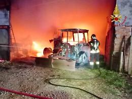 Taglio di Po, incendio in azienda agricola: in fiamme deposito con mezzi e attrezzature