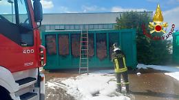 A Treviso, incendio domato in un’azienda: a fuoco un container per rifiuti cartacei