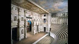 Incidente al Teatro Olimpico di Vicenza: padre e figlio cadono dalla balaustra durante un selfie