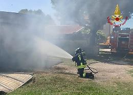 Deposito in fiamme a Stienta: distrutta l'auto parcheggiata all'interno
